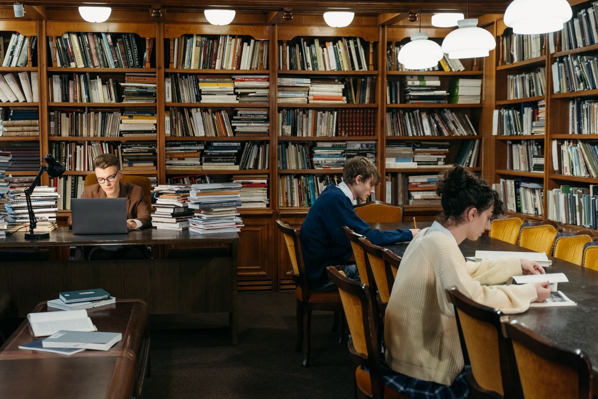 Тёплая деревянная библиотека с книжными полками — атмосфера академического чтения