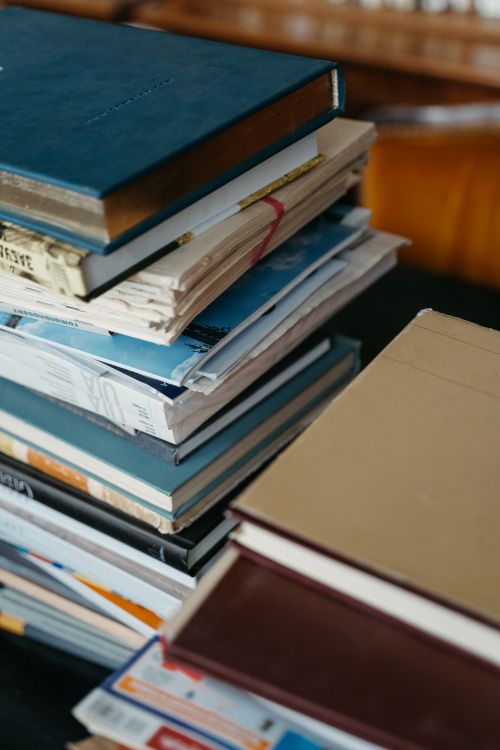 Složeni stog knjiga raznih korica na stolu