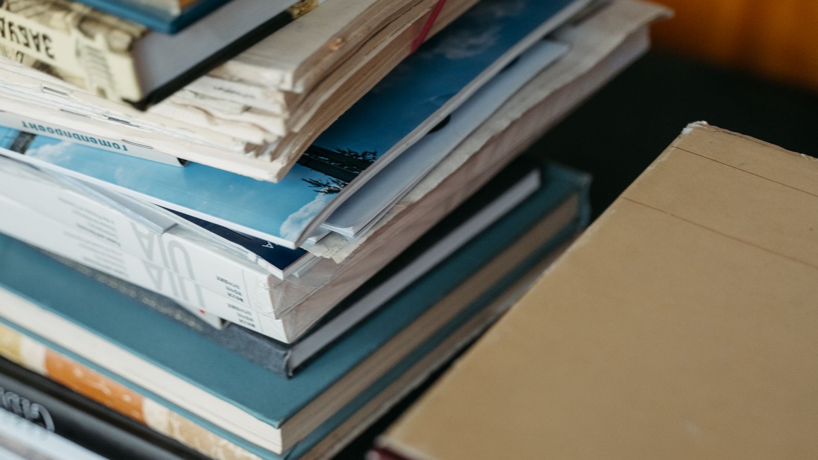 Livros sobre uma mesa.