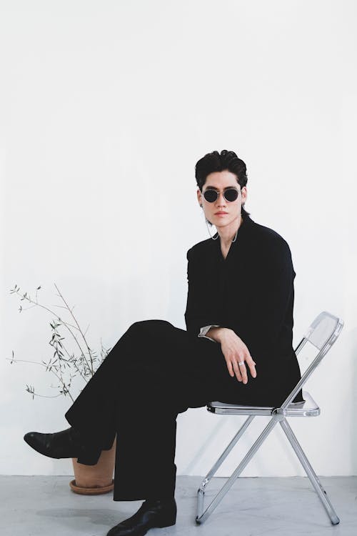 Foto profissional grátis de blazer preto, cadeira, calças pretas