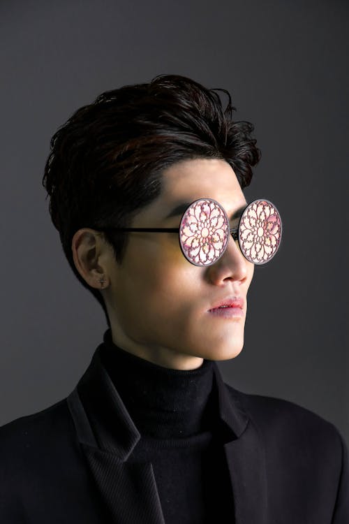 Kostenloses Stock Foto zu asiatischer mann, bunte brillen, buntglas