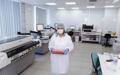 Bạn thân hàng chục năm — cho đến khi xét nghiệm DNA tiết lộ họ là chị em