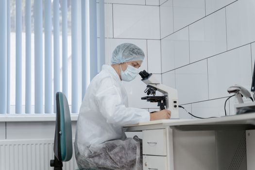 Suasana laboratorium dengan meja kerja stainless yang rapi