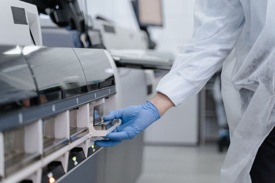Técnico de laboratorio trabajando con precisión en ambiente estéril