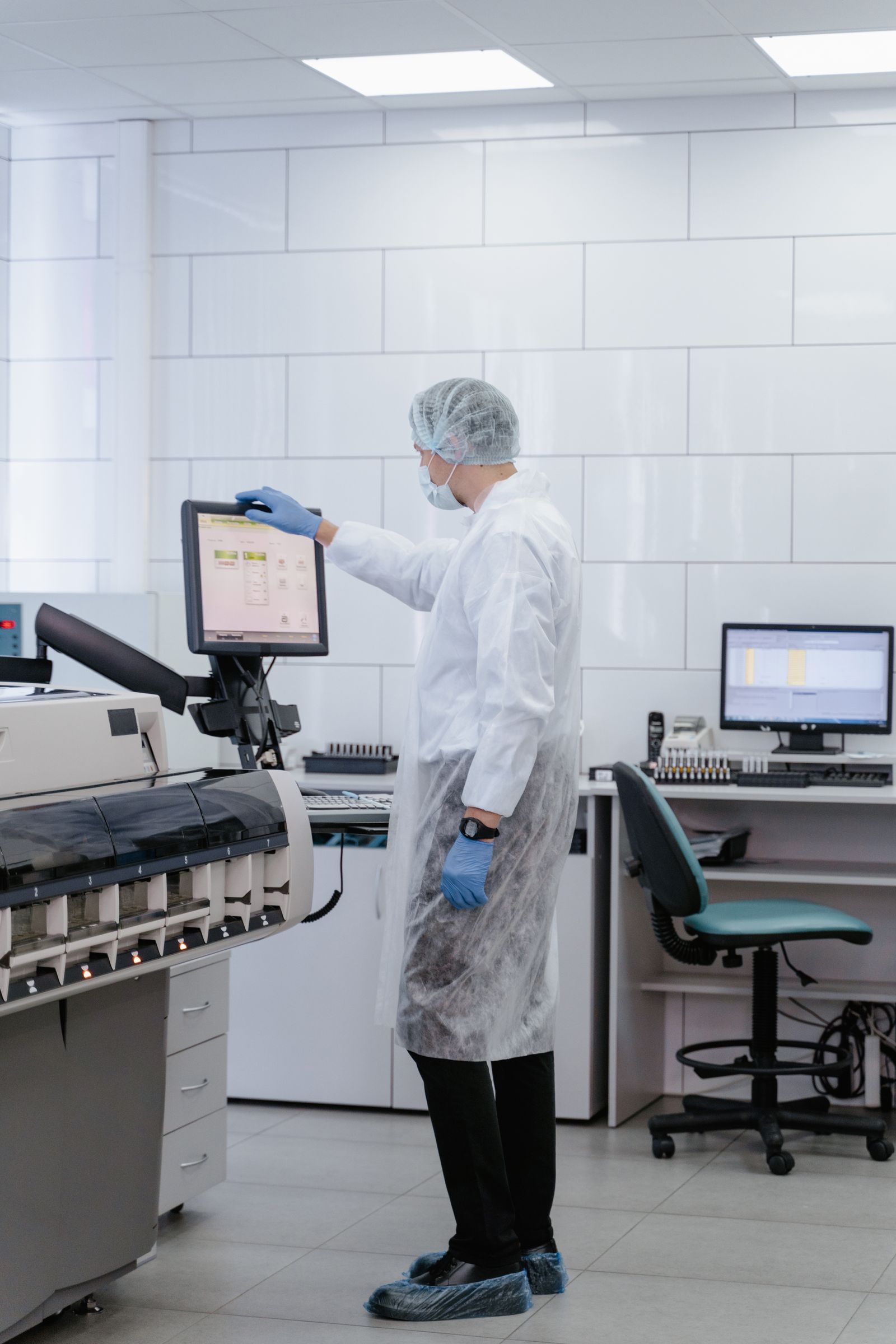 Scientist working with analytical laboratory equipment