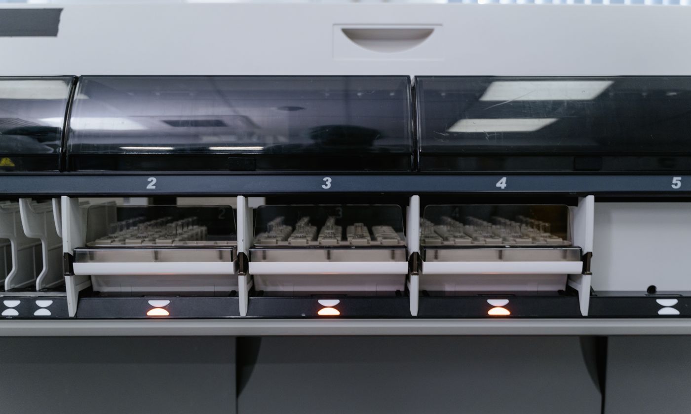 Automated laboratory instrument processing multiple test samples