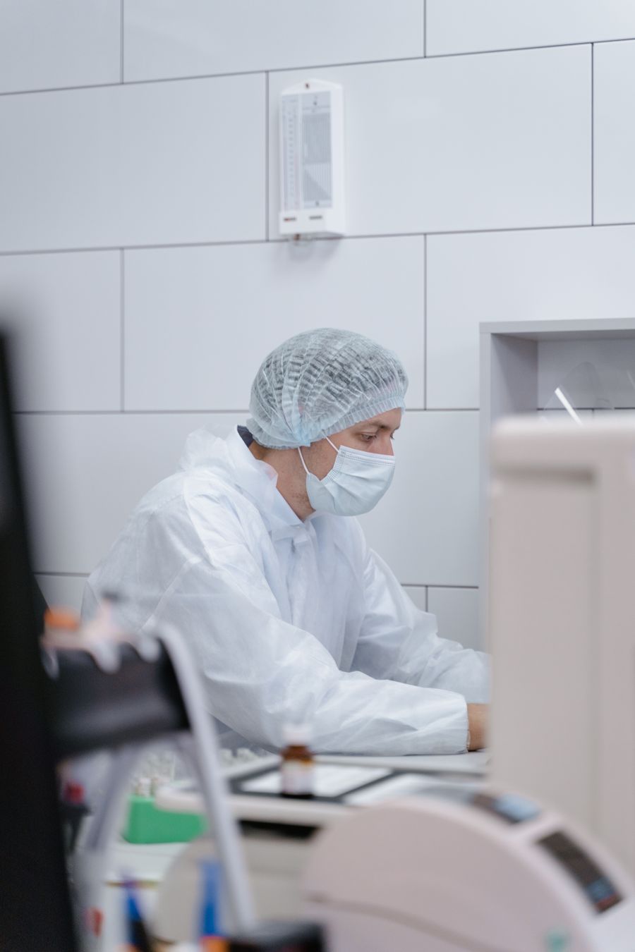 Científico investigando