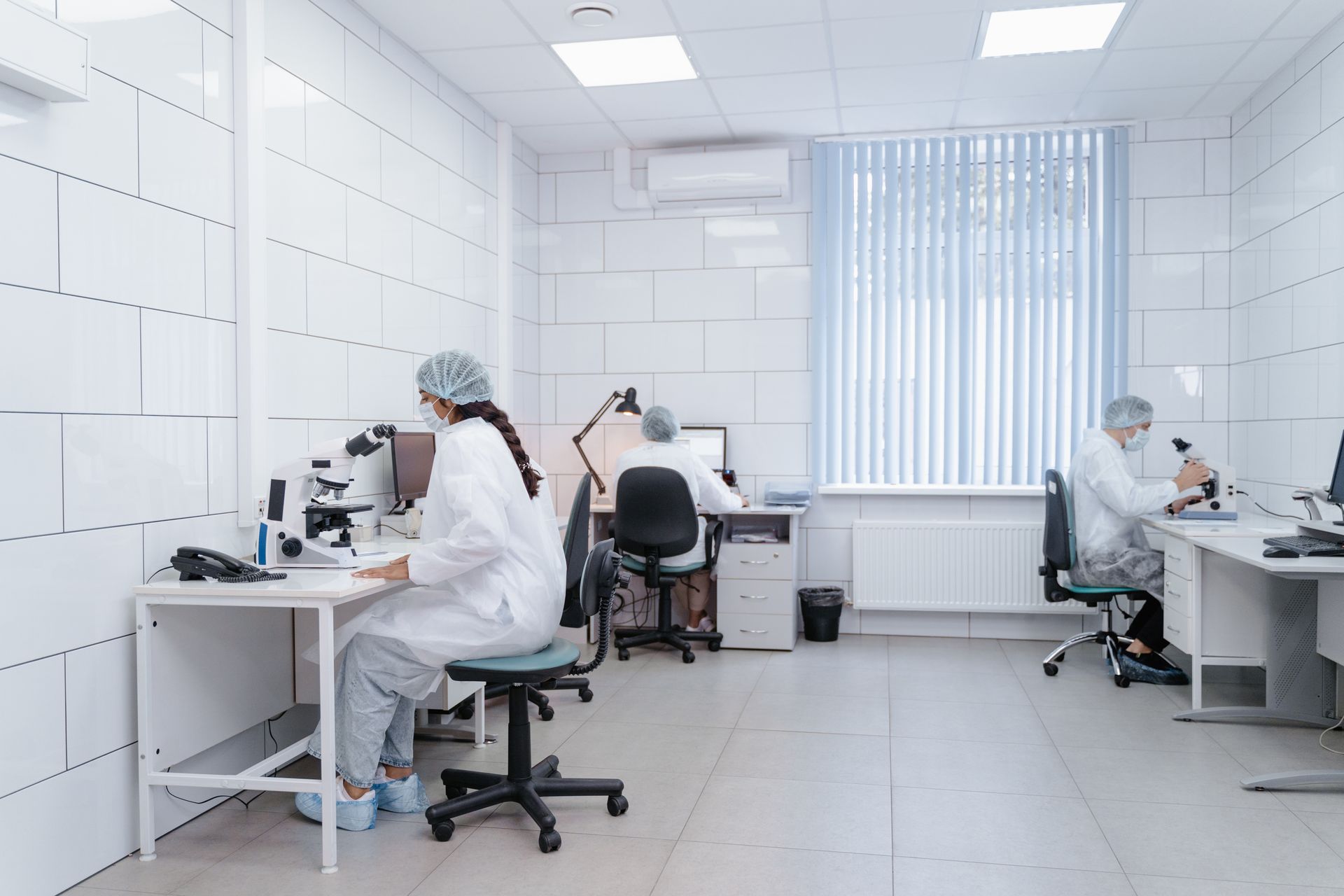 Préparation de culture cellulaire en salle blanche dans un laboratoire de biotechnologie