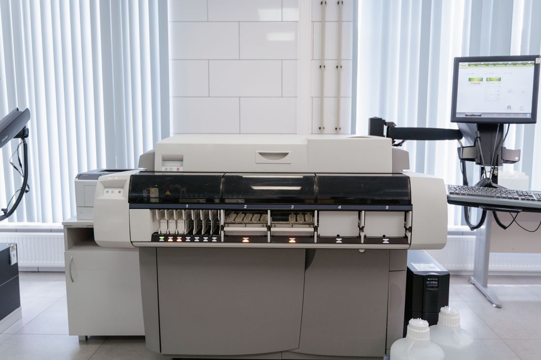 Printer en computer op een zakelijke werkplek