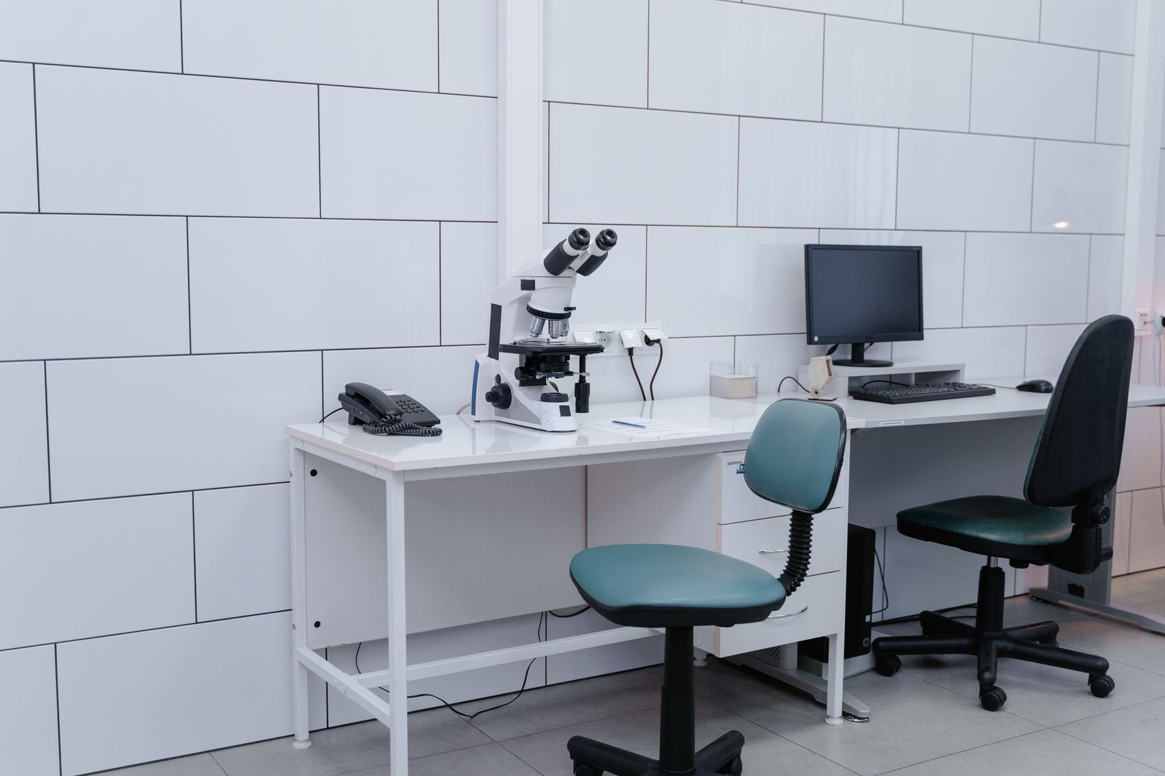 Modern laboratory microscope and data analysis workstation