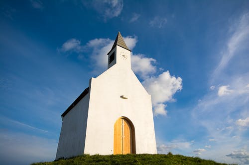 Foto profissional grátis de aparência, capela, céu azul