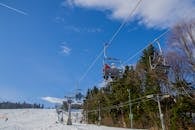 晴朗的天气里，滑雪缆车载着人们越过雪坡，非常适合冬季运动