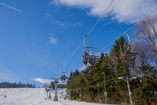 晴朗的天气里，滑雪缆车载着人们越过雪坡，非常适合冬季运动