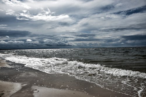 白雲下的海濱