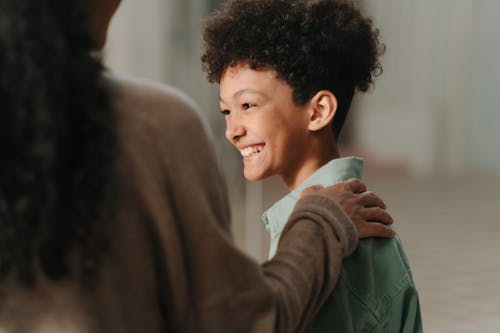 Immagine gratuita di avvicinamento, capelli ricci, contento