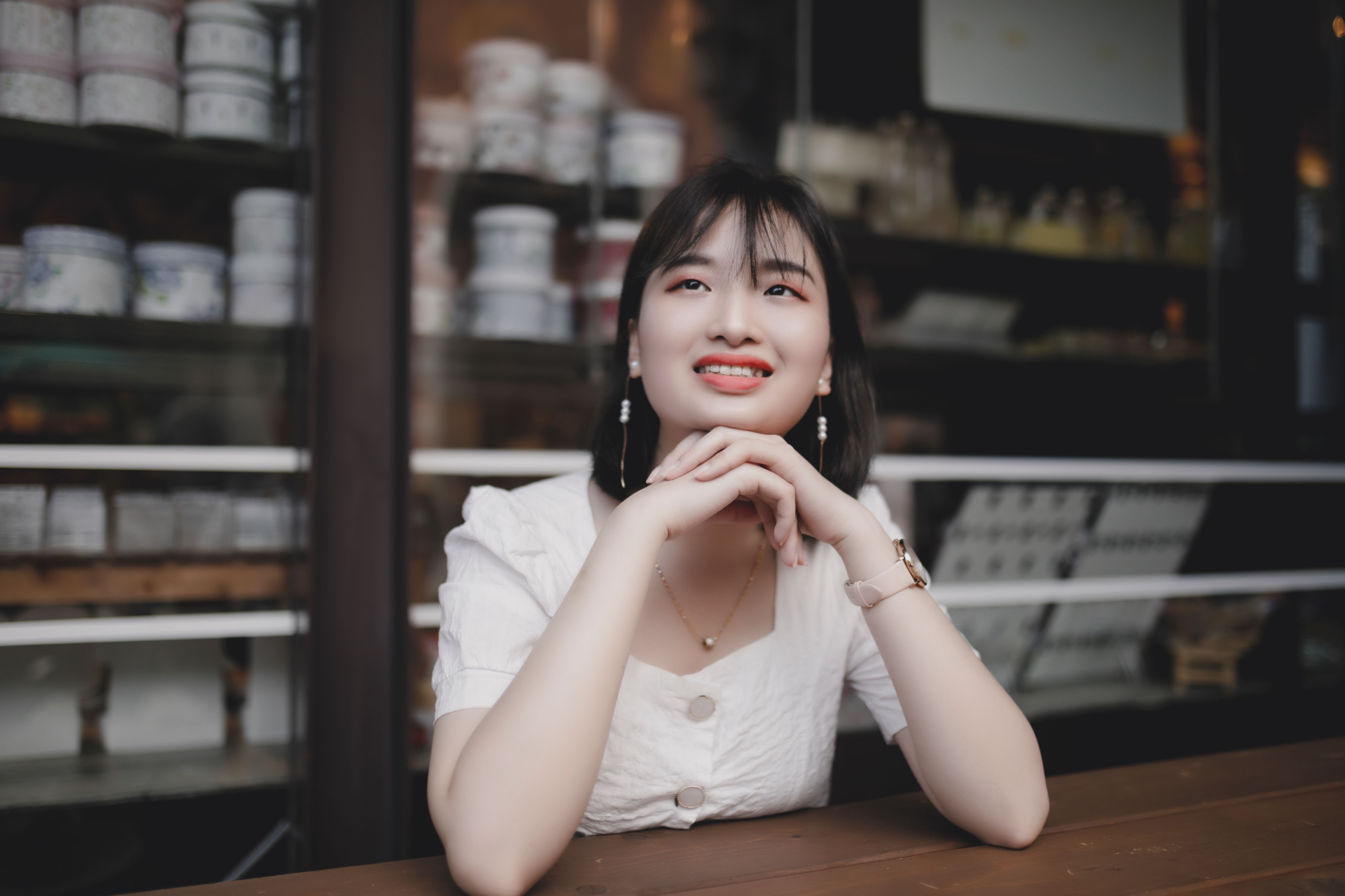 Cô gái châu Á tự tin thể hiện suy nghĩ và ý tưởng của mình.