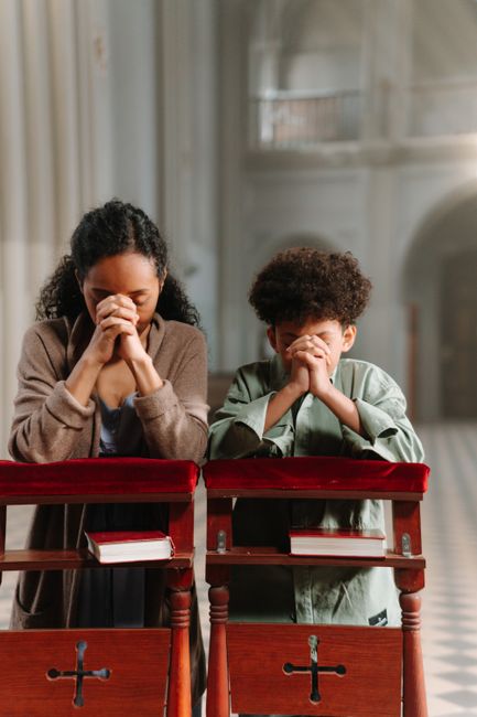Children praying together
