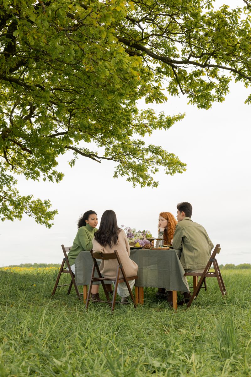 Vier vrienden in gesprek aan tafel