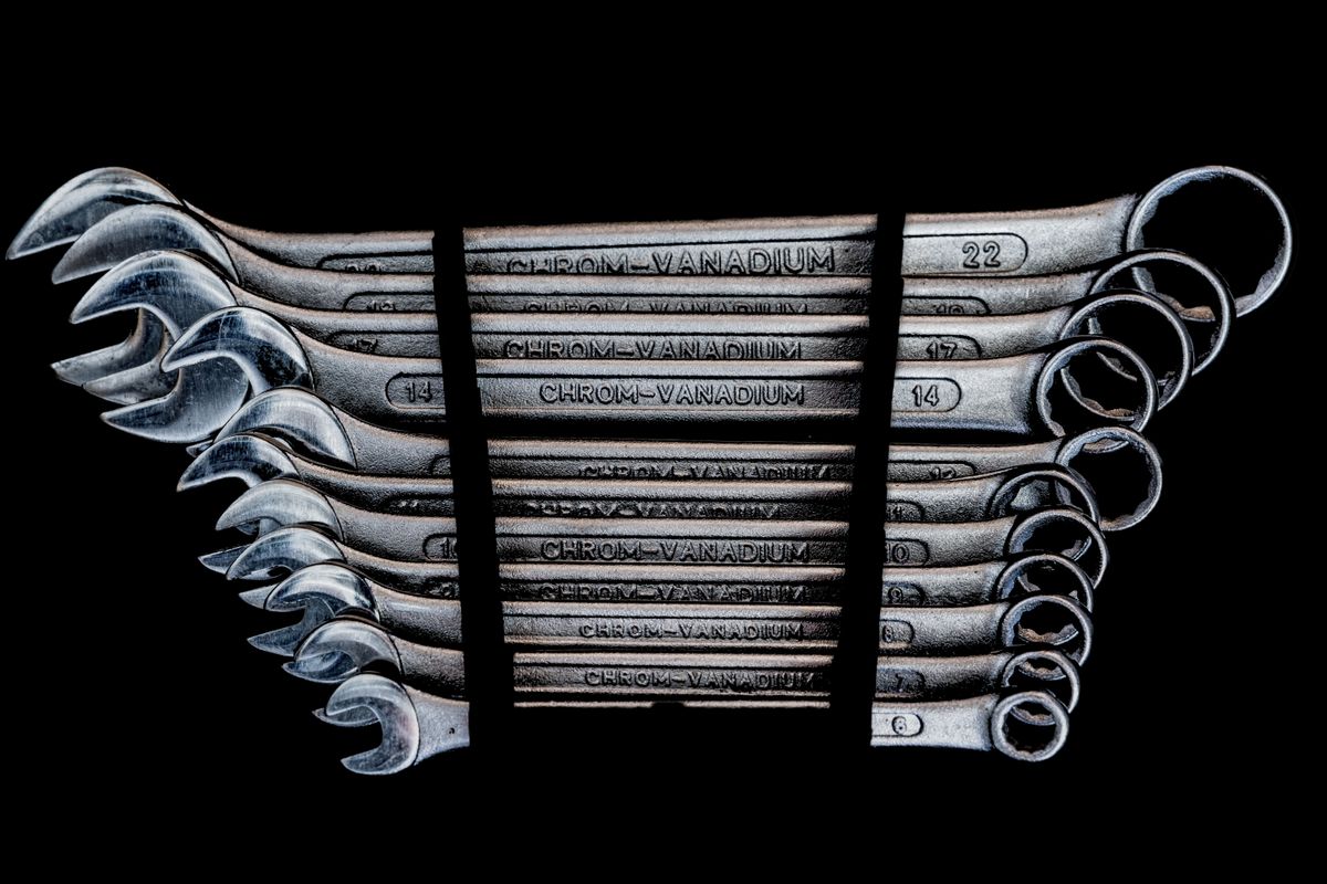 Set de llaves y herramientas manuales