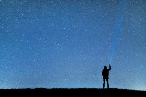 무료 야간 동안 푸른 하늘 아래 남자의 실루엣 스톡 사진
