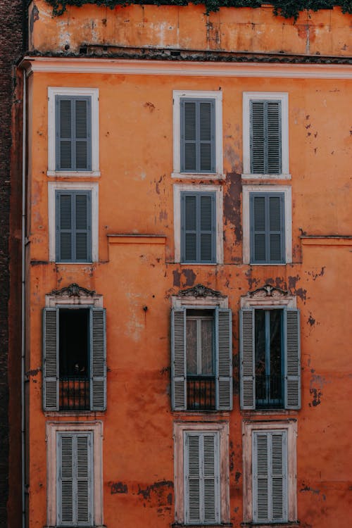Бесплатное стоковое фото с апельсин, вертикальный выстрел, окна