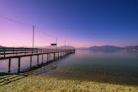 黄昏时分，码头延伸至群山环绕的奇姆湖