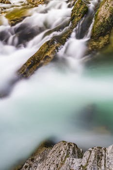 长时间的曝光下，这条宁静的溪流流过室外长满苔藓的岩石，营造出一片宁静的景象