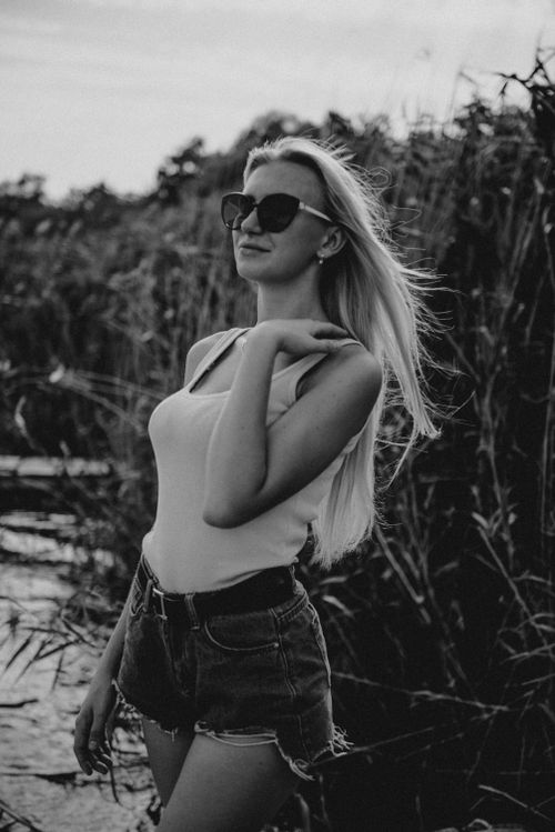 Free Black and white portrait of a woman with sunglasses in nature. Stock Photo