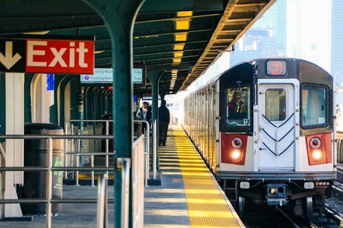 Immagine gratuita di locomotiva, modo di trasporto, piattaforma