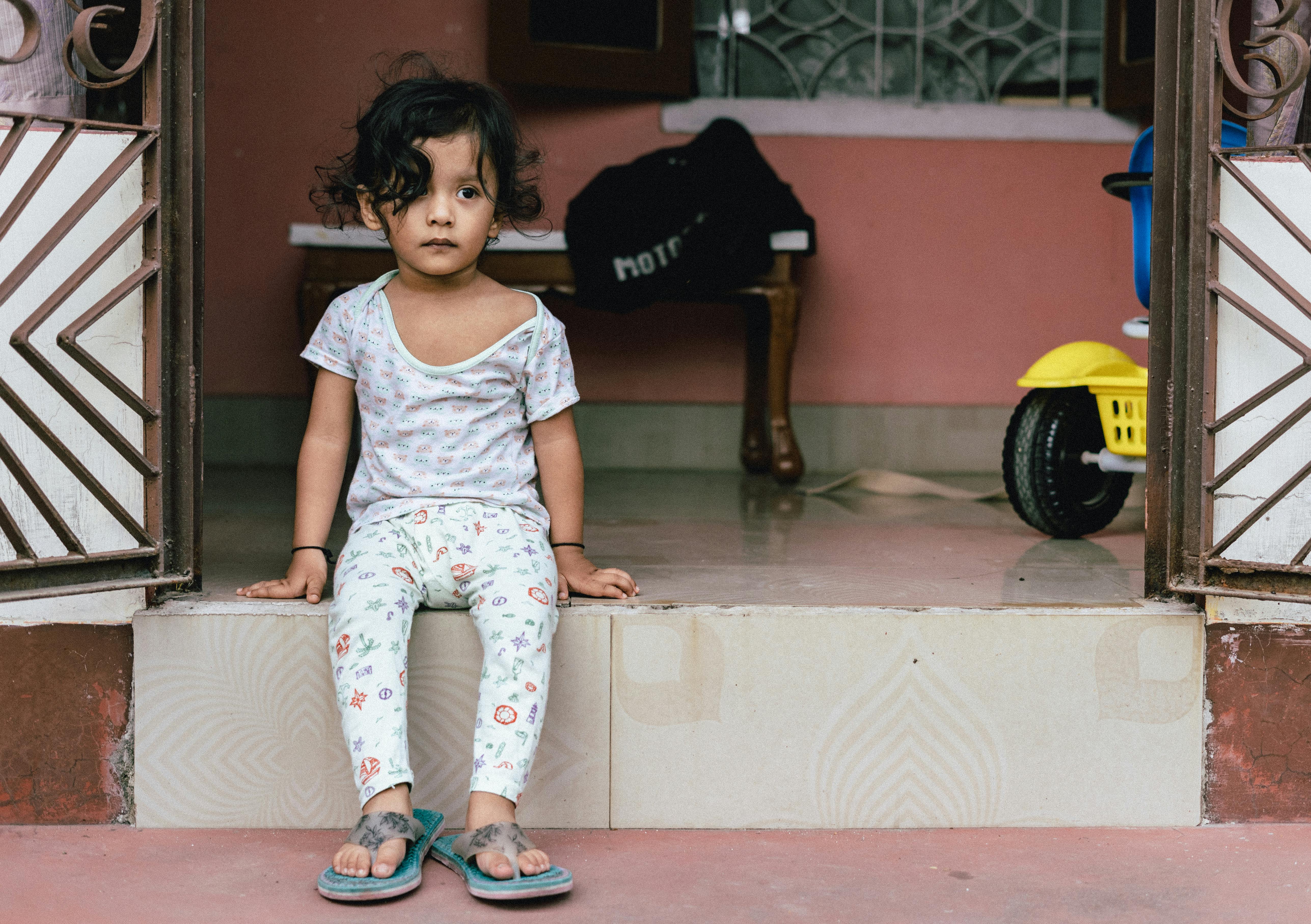 Wieczorne oświetlenie LED na balkonie z jasną posadzką
