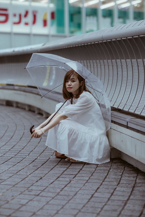 Gratis lagerfoto af asiatisk kvinde, autoværn, beton