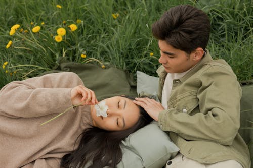 Kostenloses Stock Foto zu asiatische frau, asiatischer mann, auf der seite liegen