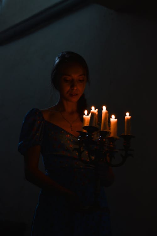 Foto d'estoc gratuïta de candelabros, dona, espelmes