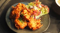 陶瓷盘中盛放着美味的酥脆油条与新鲜沙拉