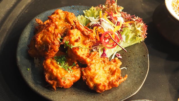 陶瓷盘中盛放着美味的酥脆油条与新鲜沙拉