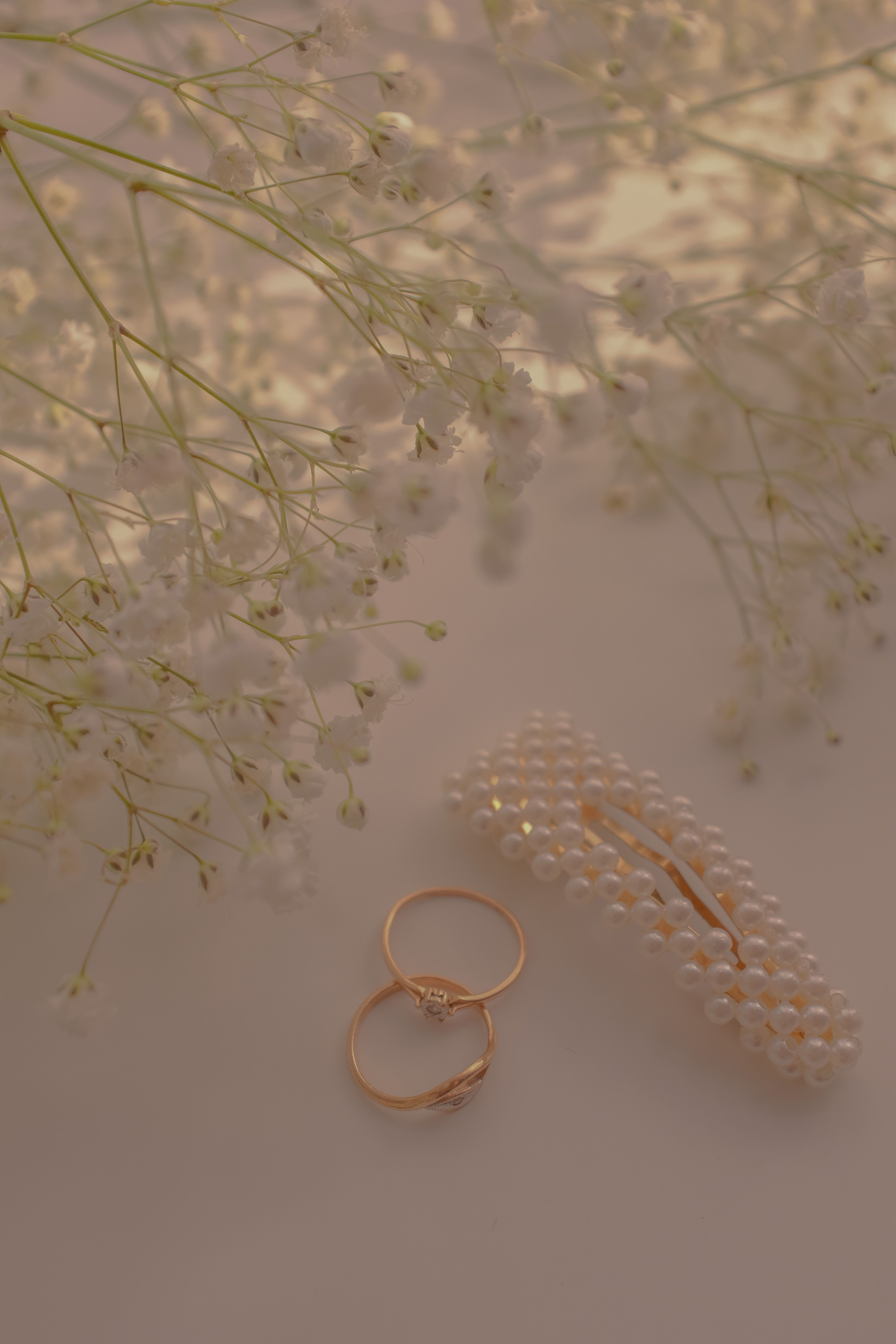 Bijoux plaqué or 18K dorés, bague et collier sur fond clair