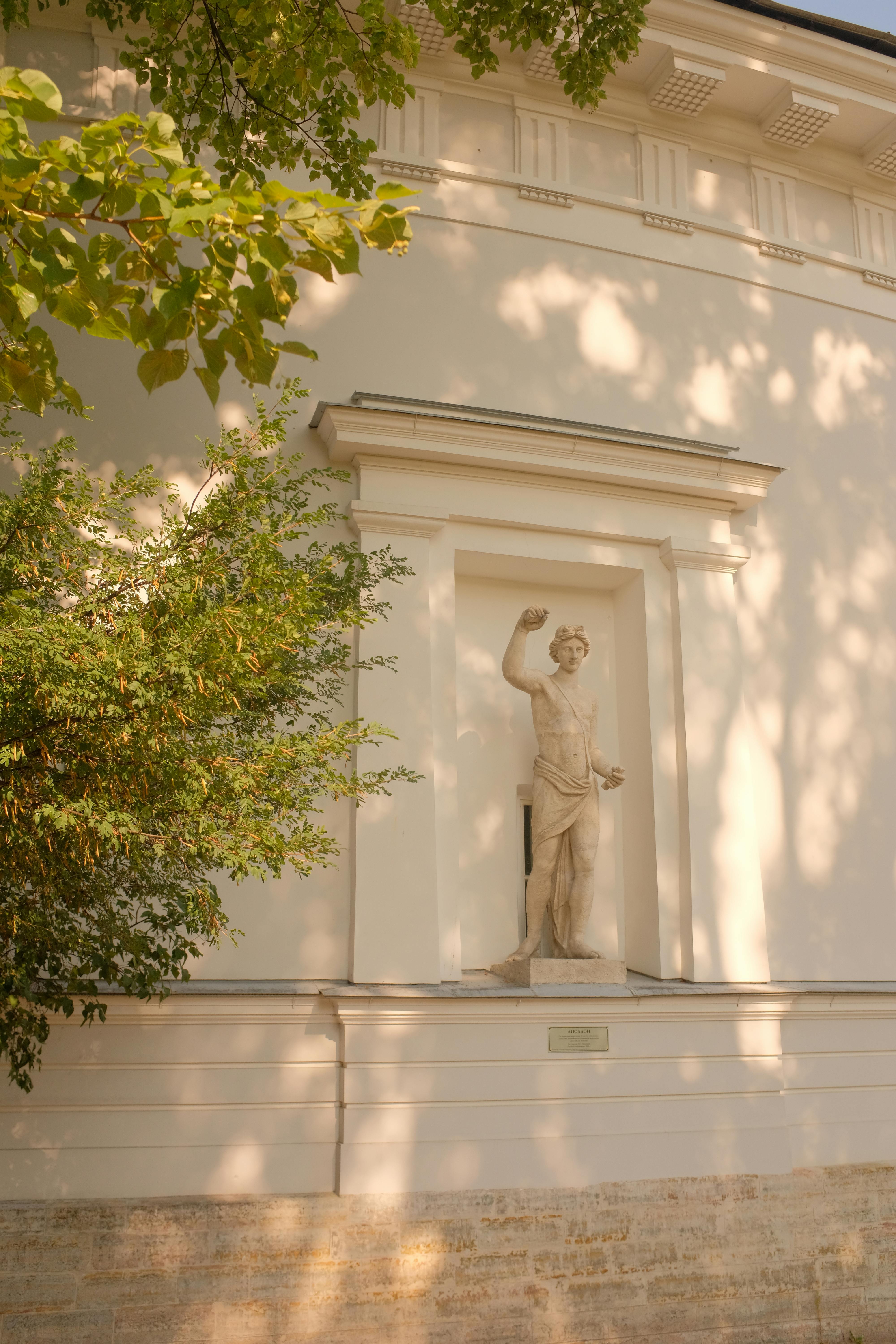 A Concrete Statue of a Man · Free Stock Photo