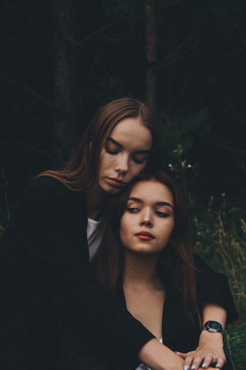 Kostenloses Stock Foto zu augen geschlossen, braune haare, draußen