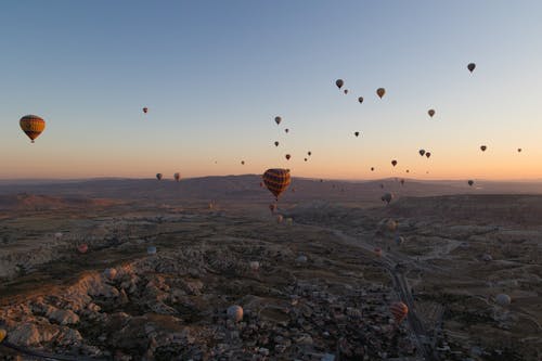 Kostenlos Kostenloses Stock Foto zu dämmerung, fliegen, heißluftballons Stock-Foto
