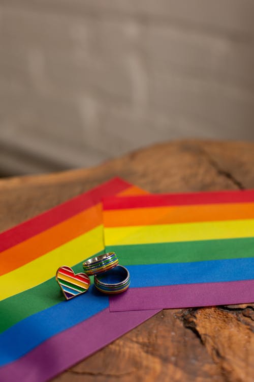 Foto Close Up Cincin Di Bendera Kebanggaan