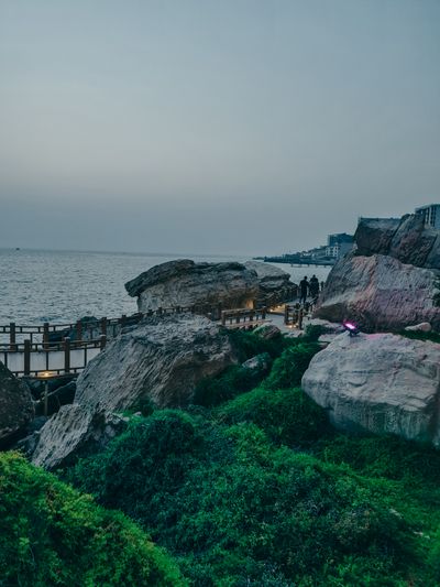 潮涌礁岩