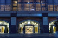 现代城市建筑入口的夜间景观，由带照明的玻璃窗构成