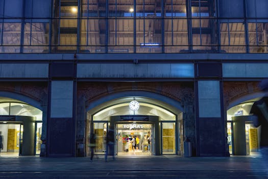 现代城市建筑入口的夜间景观，由带照明的玻璃窗构成