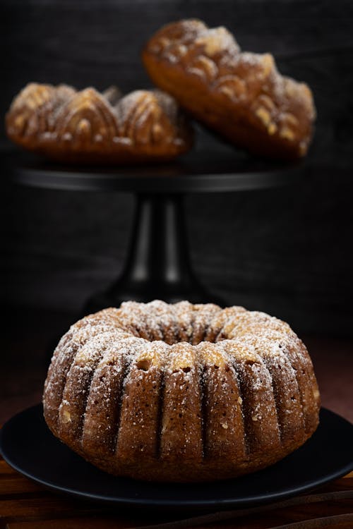 Free Close-Up Shot of a Bread on a Black Plate Stock Photo