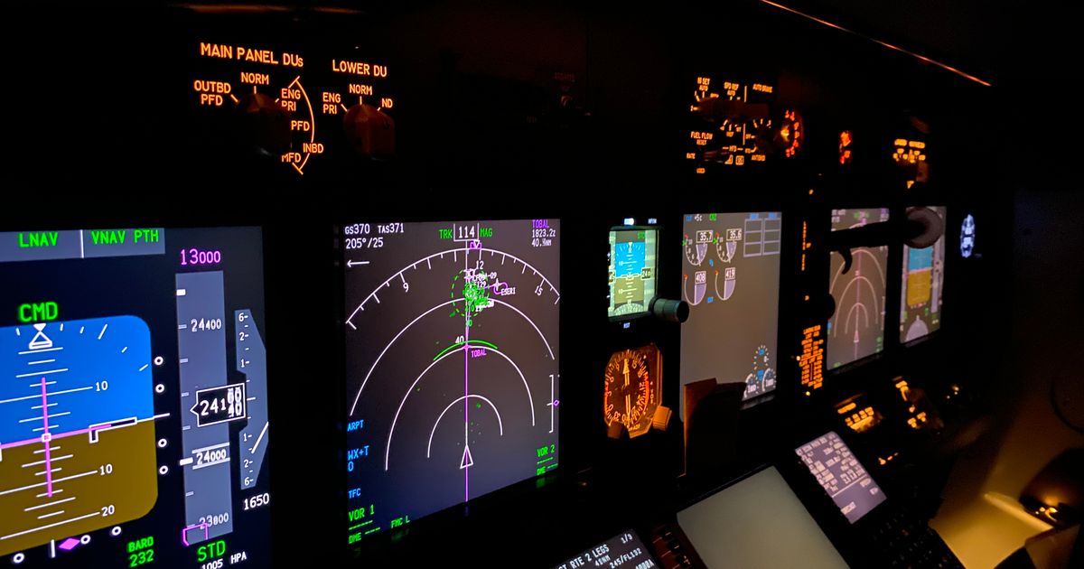 Cockpit de aeronave com displays e instrumentos de voo iluminados