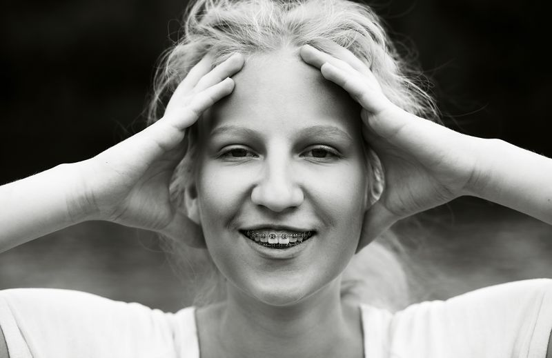 Donna sorriso con bracket dentali apparecchio Albania