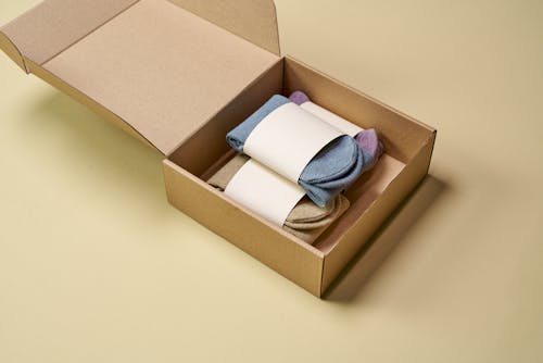 Fotos de stock gratuitas de caja, calcetines, cartón