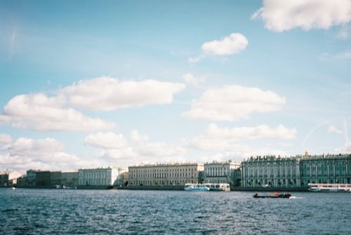 Безкоштовне стокове фото на тему «блакитне небо, будівлі, горизонт» стокове фото