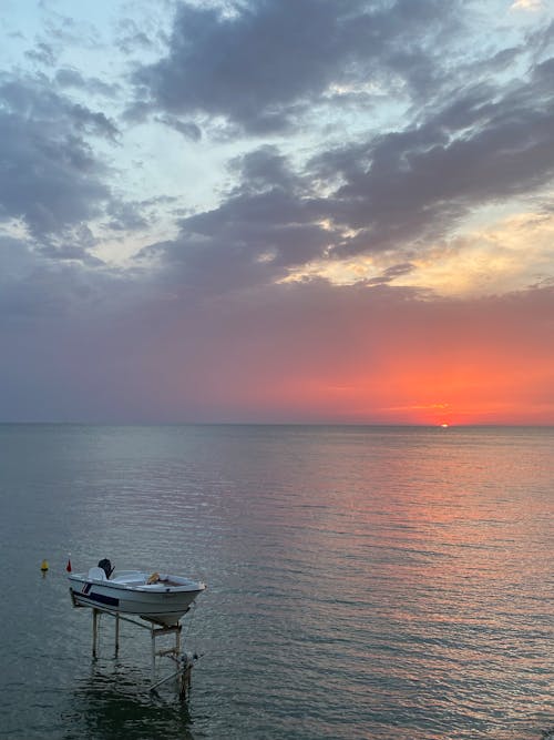 Foto profissional grátis de alvorecer, barco, cair da noite