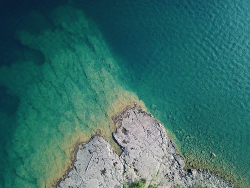 Free A stunning aerial shot of the turquoise waters and rocky coastline in Two Harbors, MN. Stock Photo
